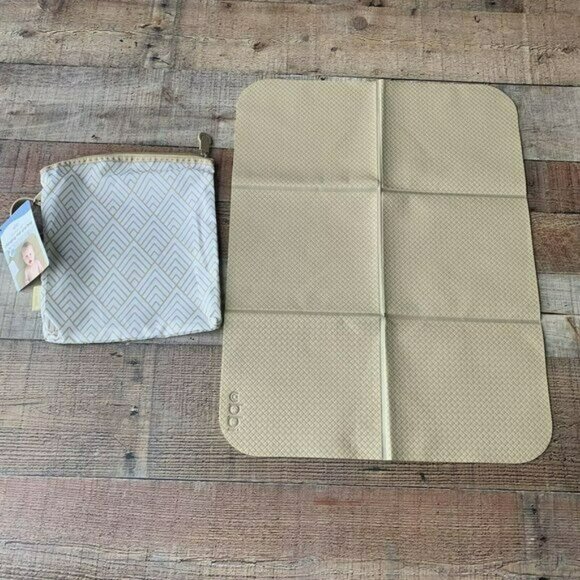 Ubbi On The Go Travel Diaper Beige and White Changing Mat with bag baby NWTs - Picture 5 of 7